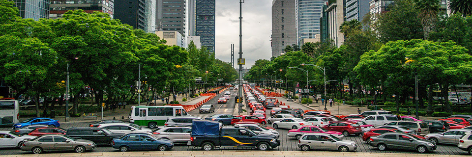 Avenida Paseo de la Reforma, avenida principal con tráfico.